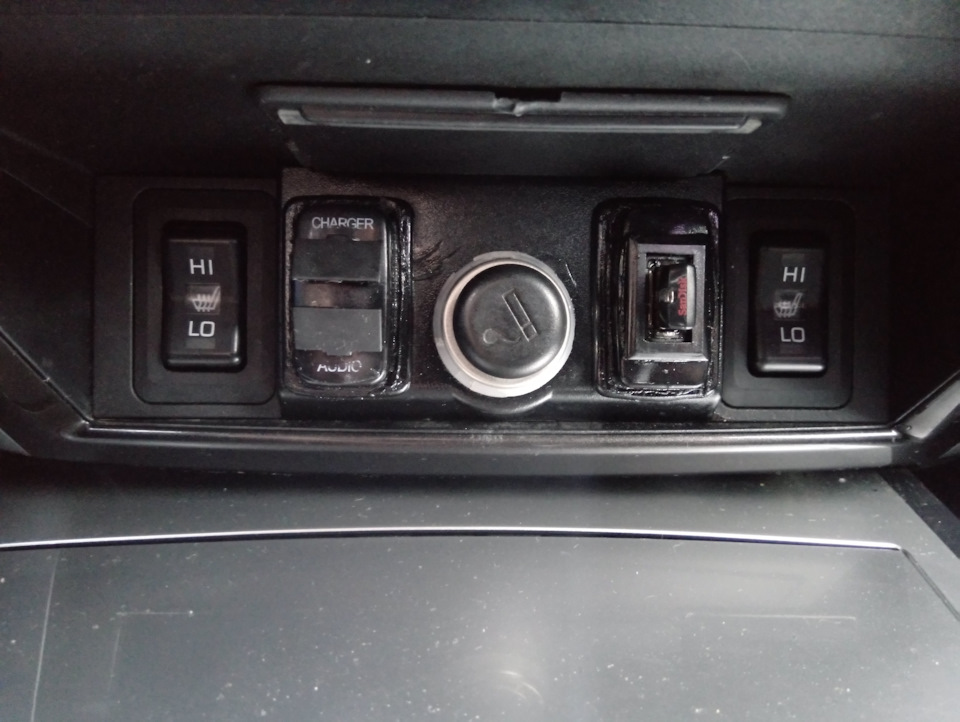 USB — слева зарядка, справа магнитола — Mitsubishi Pajero Sport (2G)