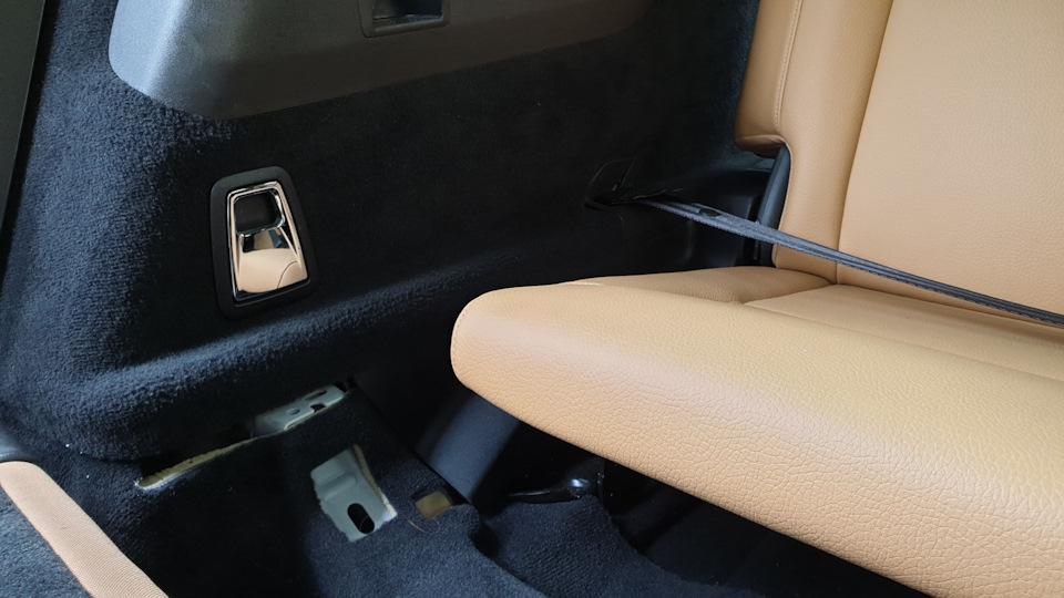 щели между обивкой и ковром — Volvo XC90 (2G)