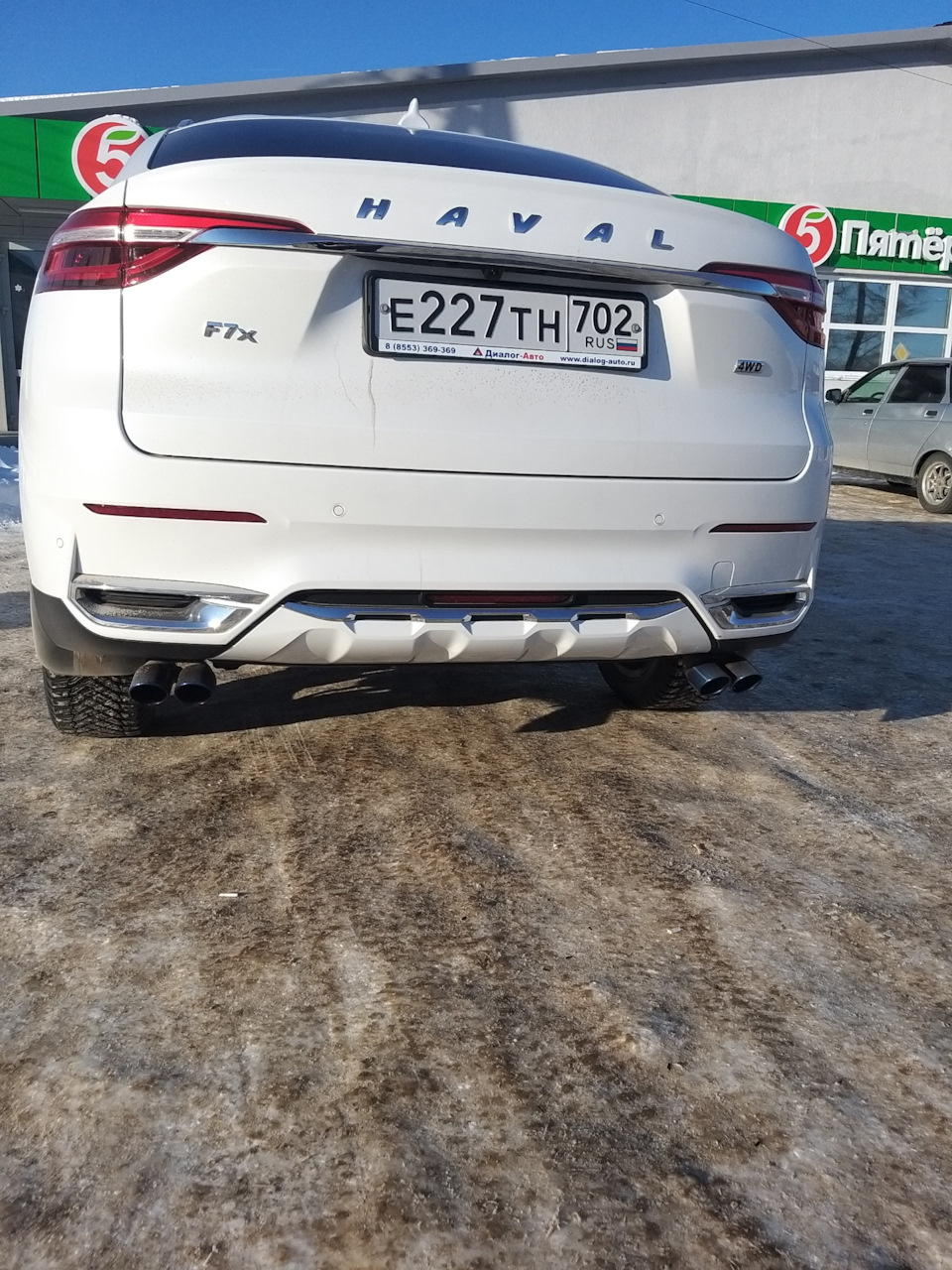 Ну, насадочки неплохого исполнения, но очень подчёркивают место выхода выхлопных газов. Раз уж пришли, пусть постоят. — Haval F7x (1G)