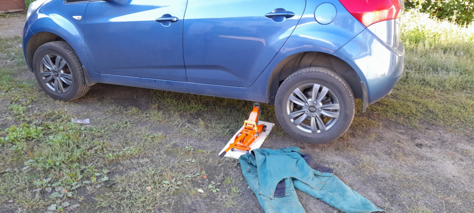 Машину на домкрат, можно и без по идее, но это неудобно думаю… — KIA Venga