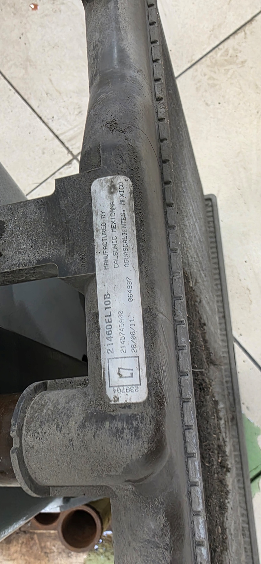 Фото в бортжурнале Nissan Tiida (1G). Запчасти на фото: 21460EL10B
