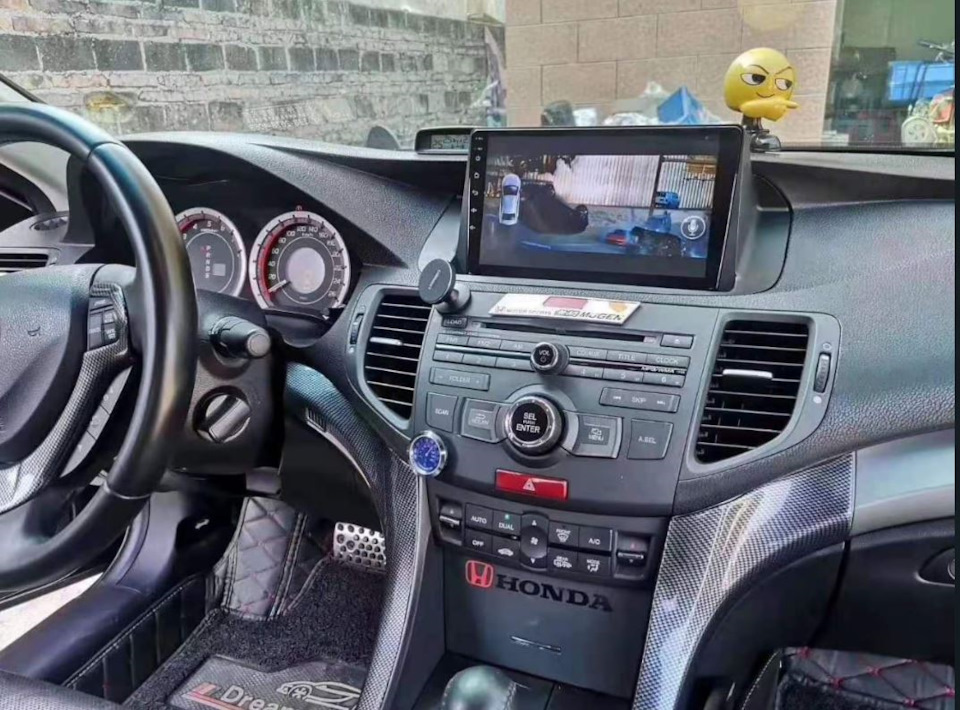 выглядит не совсем обычно, но сейчас все новые авто с подобными экранами — Honda Accord (8G)