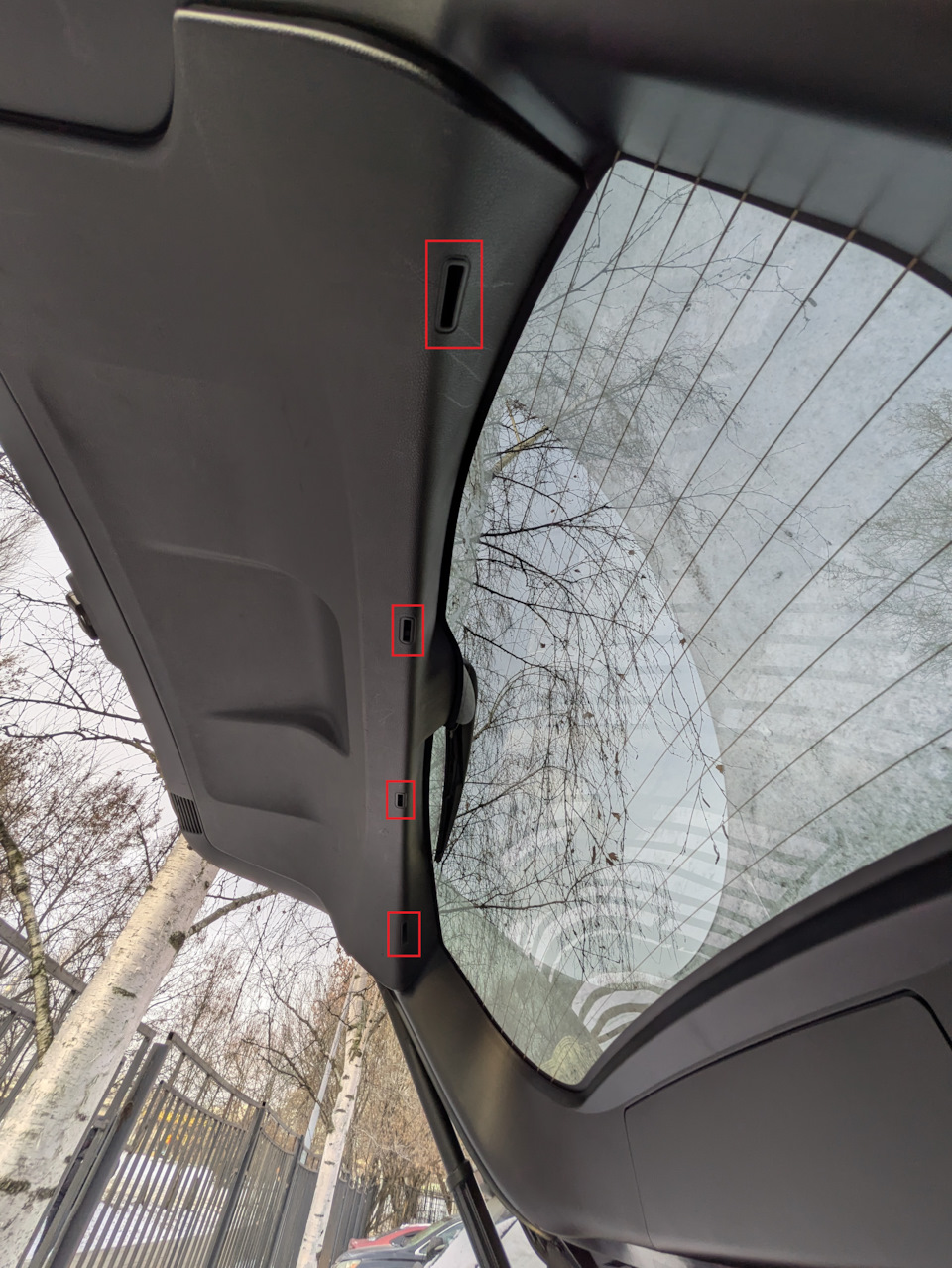 На это еще намекали четыре отверстия в обшивке. — Toyota Corolla Touring