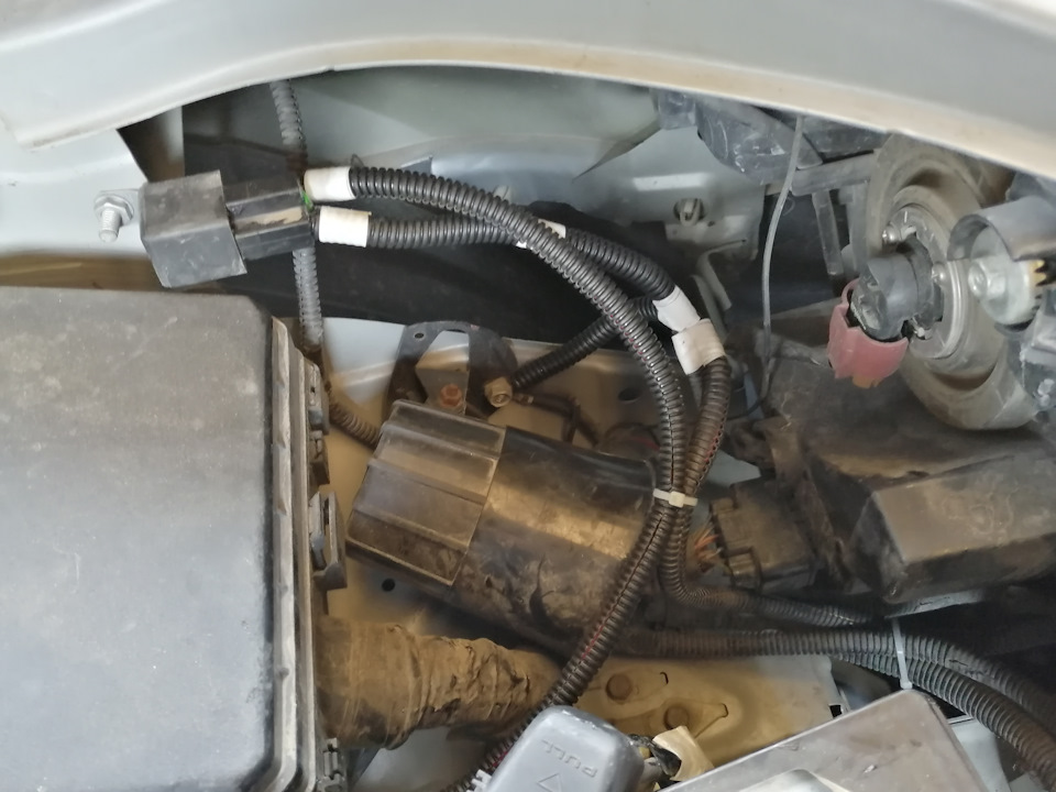 За одно навёл порядок с проводами к пневмо-сигналу … всё поместил в гофры. — Mitsubishi Outlander XL
