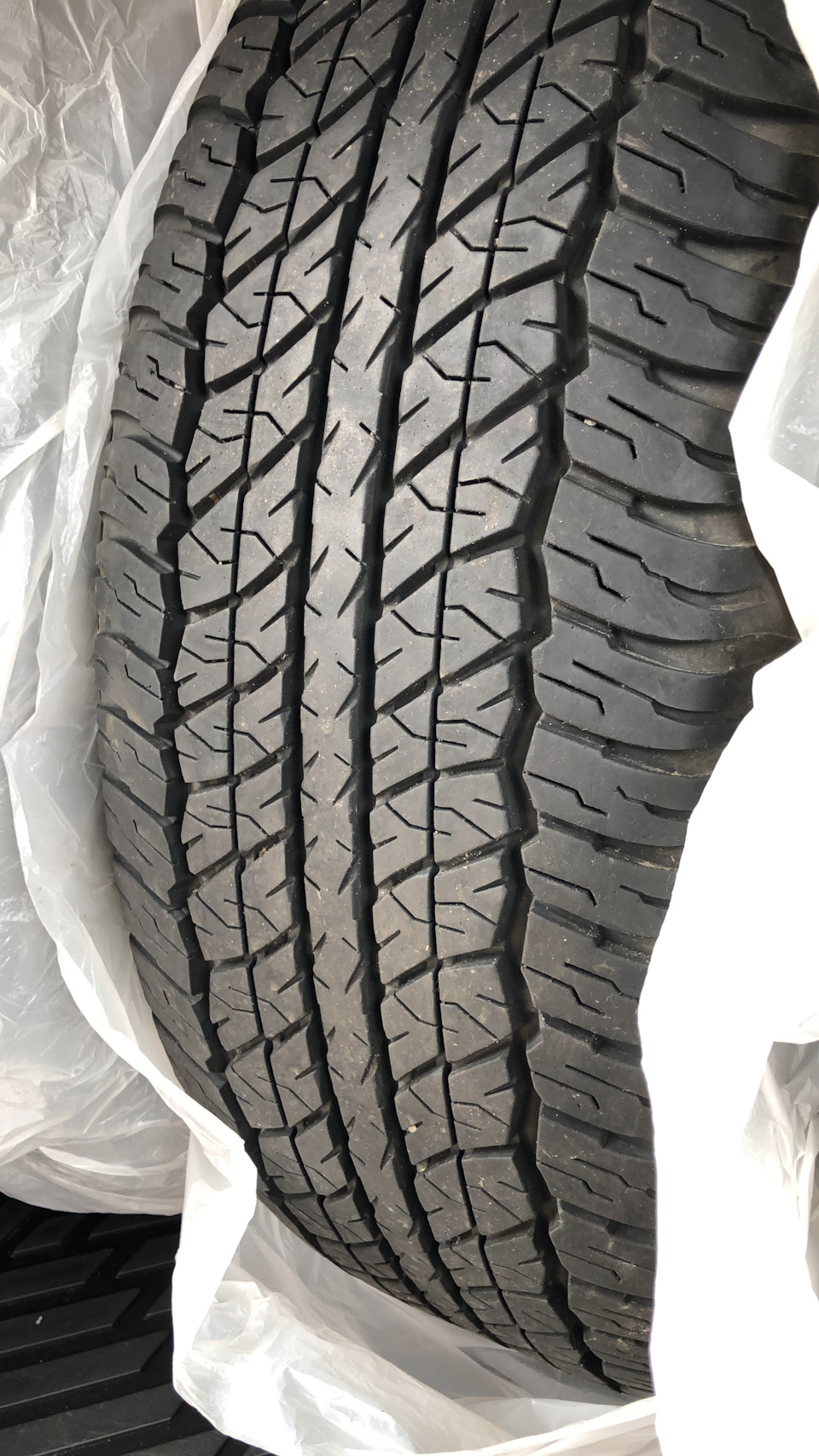 Штатные Dunlop GrandTrek AT20. Для езды по асфальту годятся. Хотя, в сухом песке и на гравии тоже тестировал. — Mitsubishi Pajero Sport (3G). Запчасти на фото: Dunlop GrandTrek AT20