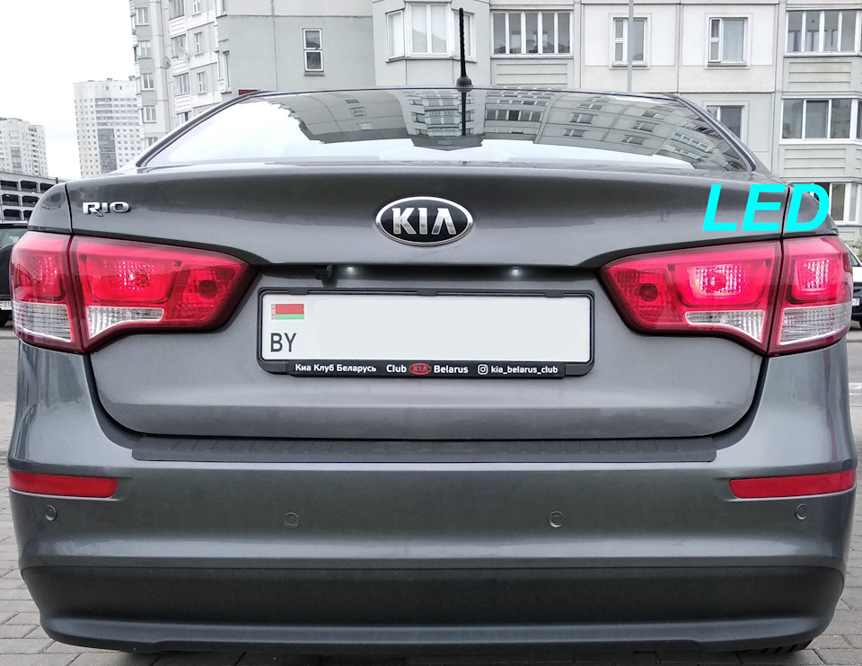 Габариты. Слева лампы накаливания, справа светодиоды. — KIA Rio (3G)