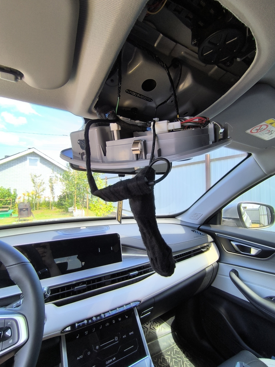 Я сделал таким образом и аккуратно спрятал проводку — Chery Tiggo 4 Pro