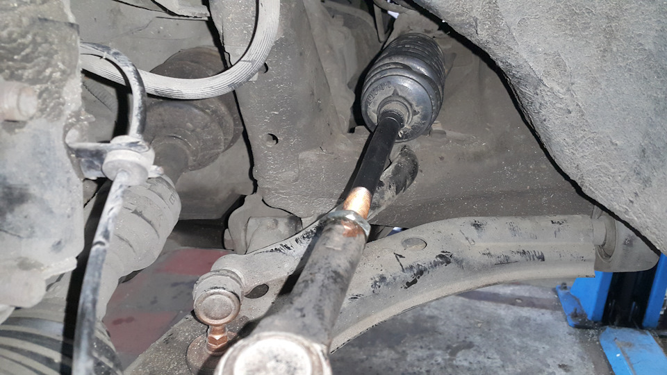 Слева — Nissan Almera II (N16)