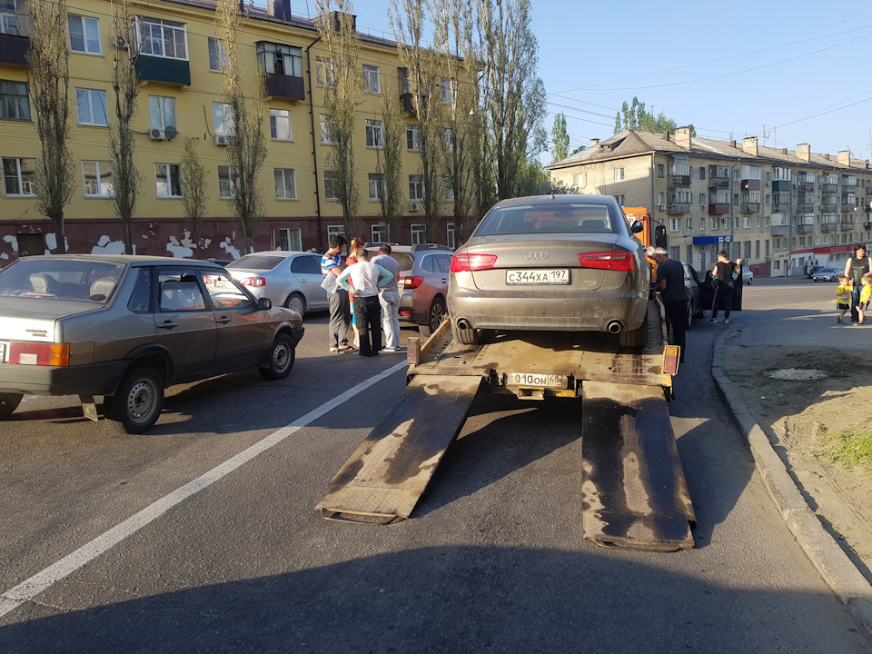 Даже при перевозке машины были проблемы, эвакуатор притер опель на повороте, пришлось в центре города перегружать машину с одного эвакуатора на другой — Audi A6 (C7)