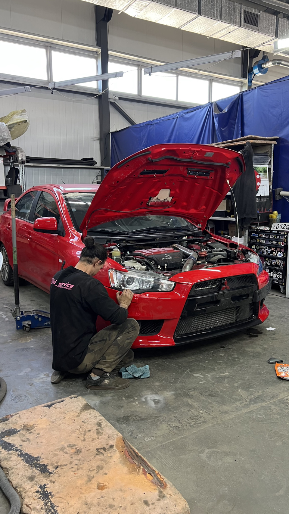 Почти собрали — Mitsubishi Lancer Evolution X. Запчасти на фото: A0120