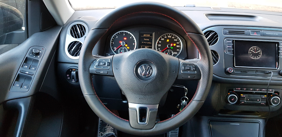 Ну и конечно новогодняя гирлянда на приборке — Volkswagen Tiguan (1G)