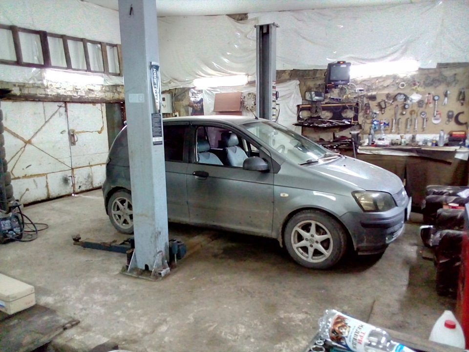 На подъёмнике — Hyundai Getz