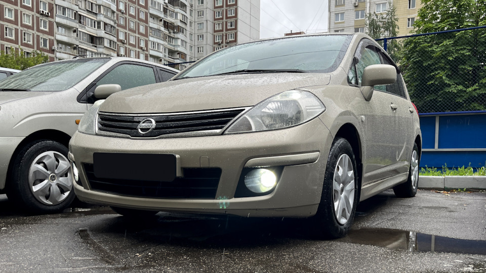 Nissan Tiida Beige on beige
