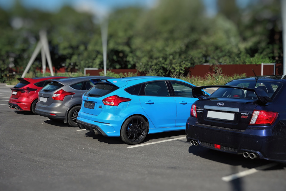 А вот и ещё один участник встречи. Тоже Дмитрий. — Ford Focus Hatchback III