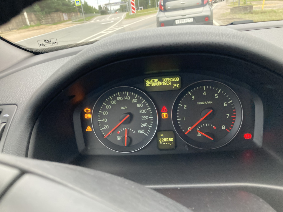 Тут прямо на ходу отрубилась приборы, скорость и обороты не показывают — Volvo S40 (2G)