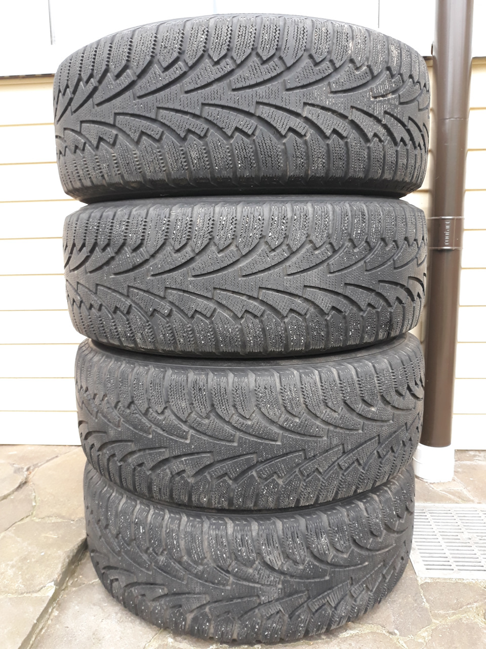 Nokian Hakkapeliitta RSi в размере 235/60 с общим пробегом 48775 км — Hyundai Tucson (JM). Запчасти на фото: Nokian Tyres Hakkapeliitta RSi