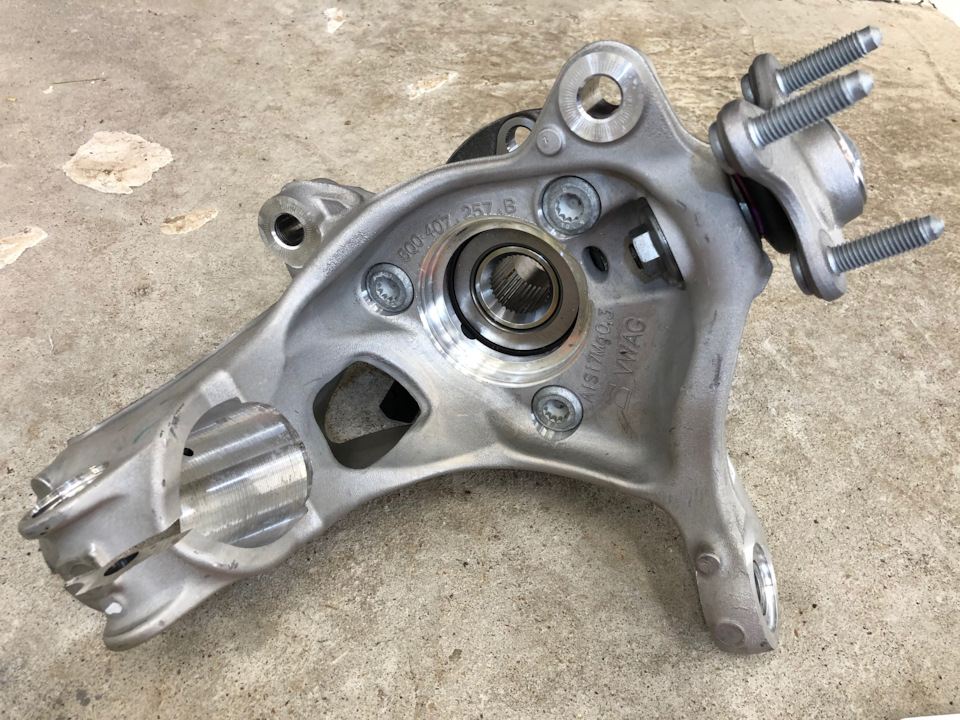 Новый поворотный кулак VAG 5Q0407257B готов к установке — Volkswagen Passat B6. Запчасти на фото: 5Q0407257B