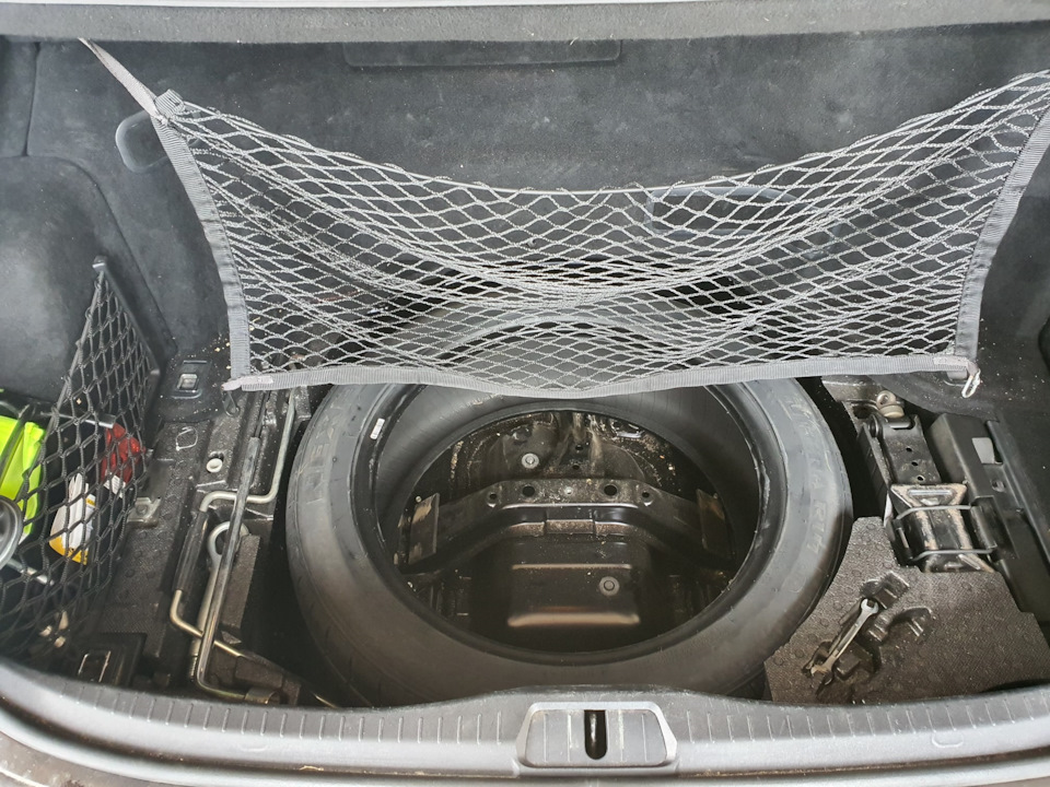 покрышка на месте запаски — Lexus LS 600h
