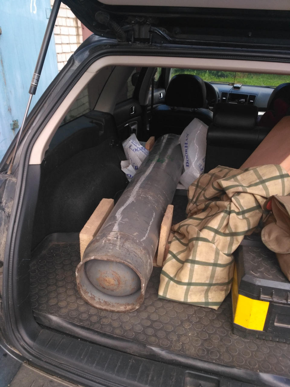 В одного вполне справился с погрузкой/разгрузкой 40 литрового баллона — Lada 4x4 3D