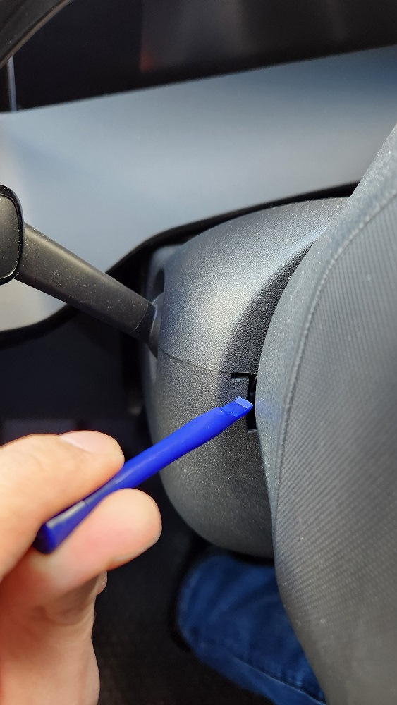 Отстегнуть, засунув лопатку в щель — Volkswagen Taos