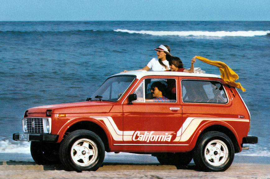 Lada Niva California Версия Калифорния отличалась от французской модели менее радикальными изменениями. Крышу тут не стали срезать, но зато в ней появился огромный матерчатый люк. Несмотря на то, что Niva California дебютировала еще в начале 1980-х, заказы на нее принимались вплоть до 2009 года. — Lada 2114