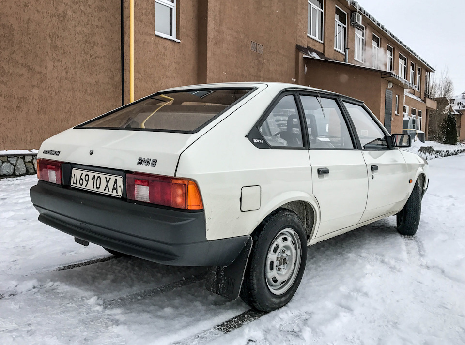 С июня 1990, повторитель переезжает к заду крыла, на крышке багажника появляются шильды 2141 S, салоны серые, торпеда становится черной ( с 1991) Появляются шильды АЗЛК в треугольниках форточек задних 1991-1992 год.Появляются брызговики ( всех 4 колесных арок), правое зеркало, задние ремни исчезают потихоньку — Москвич 2141
