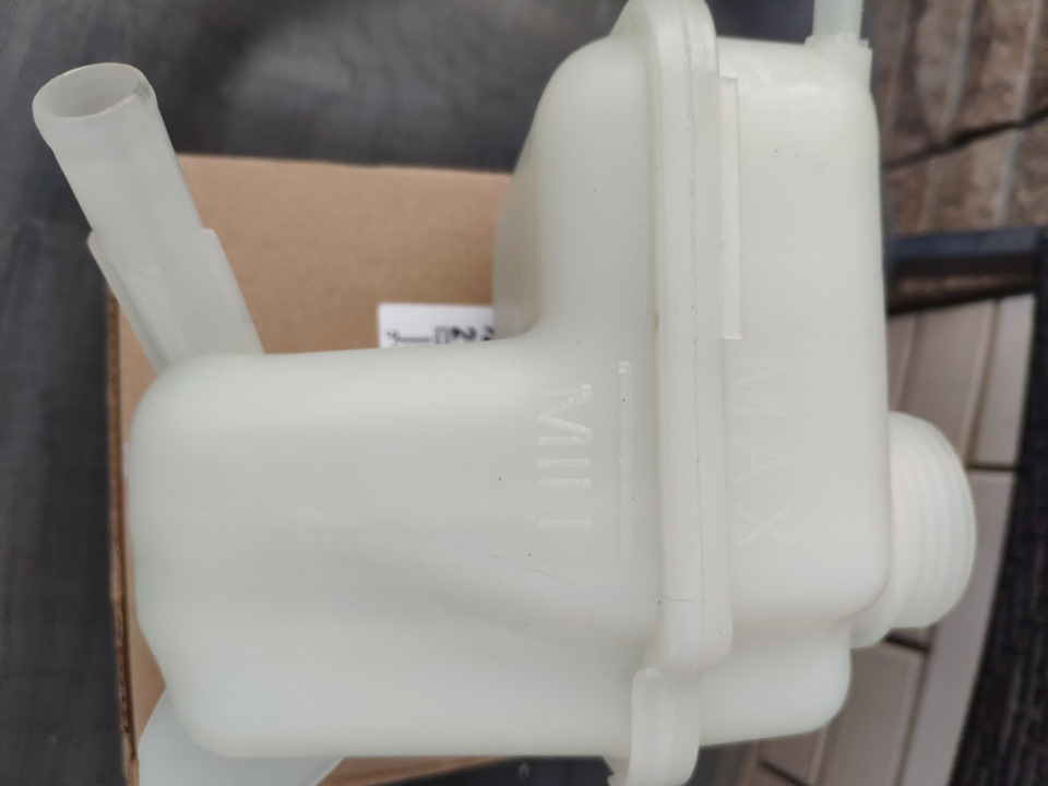 Новый бачок POLCAR 2759ZB1 — Nissan Qashqai (1G). Запчасти на фото: 2759ZB1