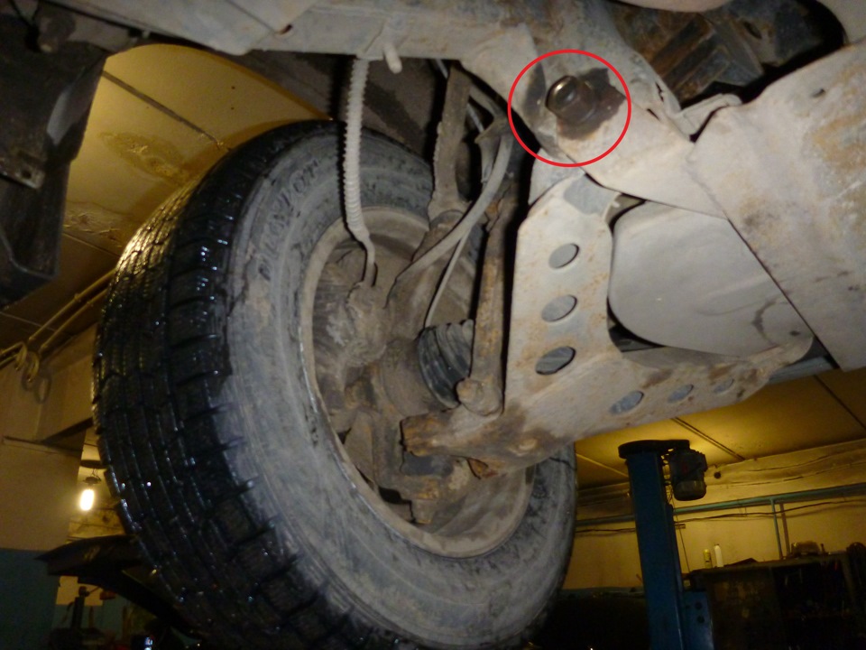 гаечка, отмечена кружком — KIA Sportage (1G)
