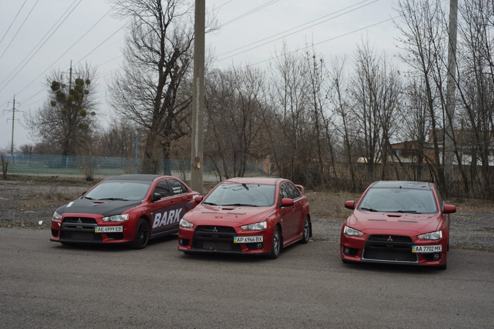 Много красных Эво. — Mitsubishi Lancer Evolution X
