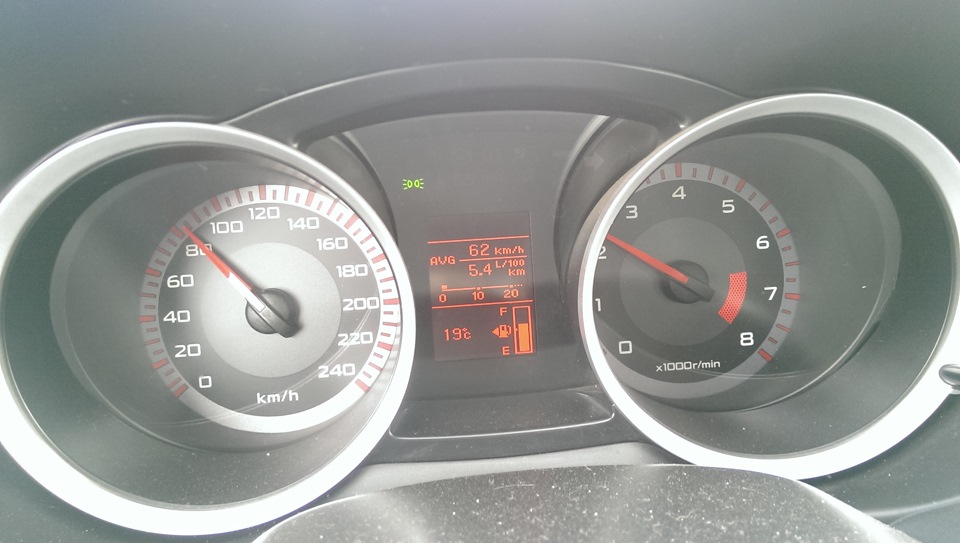 Гляжу на экран, а там 5.4 литта показывает))) Приятно конечно) — Mitsubishi Lancer X. Found on photo: 541100