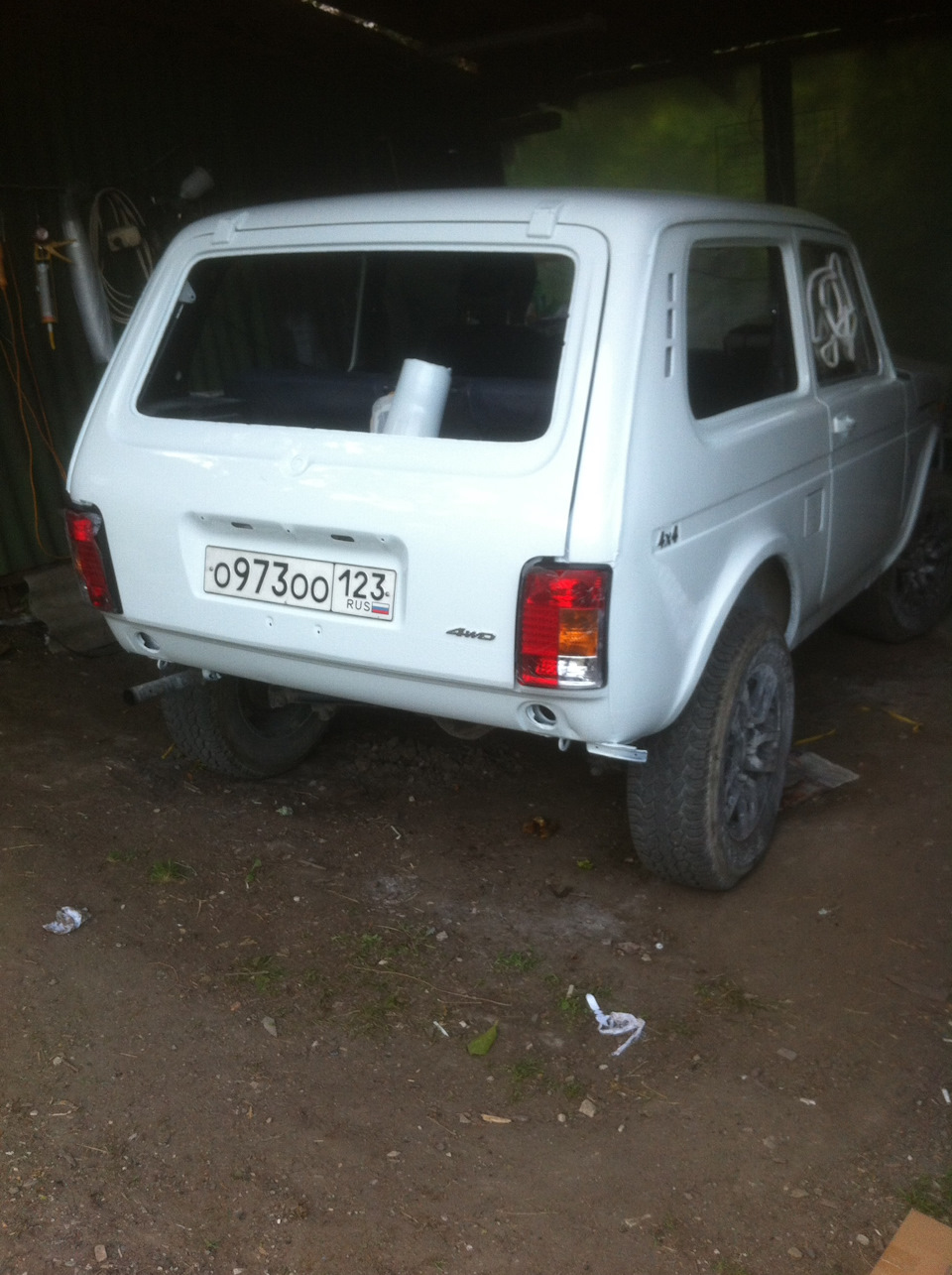 Авто дома под навесом. Теперь можно заняться вставкой стёкол — Lada 4x4 3D