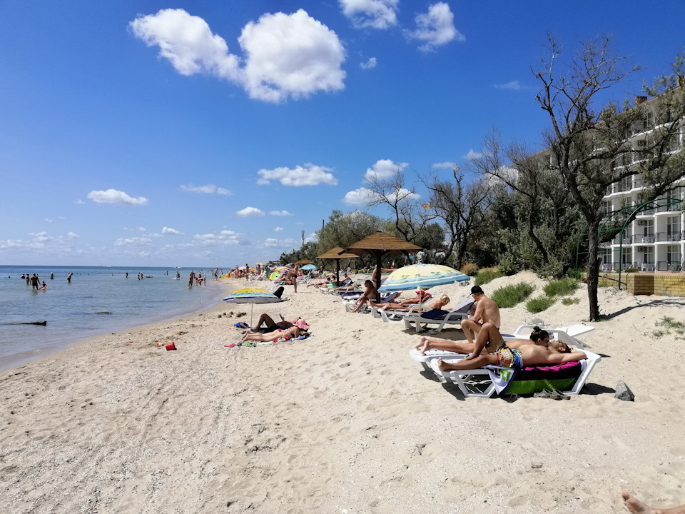Пляж возле отеля Панорама, Panorama Hotel, г.Бердянск. Июнь 2019г — KIA Soul EV (2G)