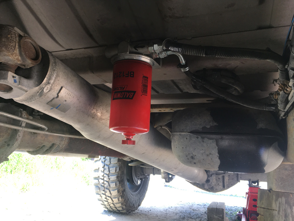 под брюхом, менять снизу. — Dodge Ram. Запчасти на фото: BF121