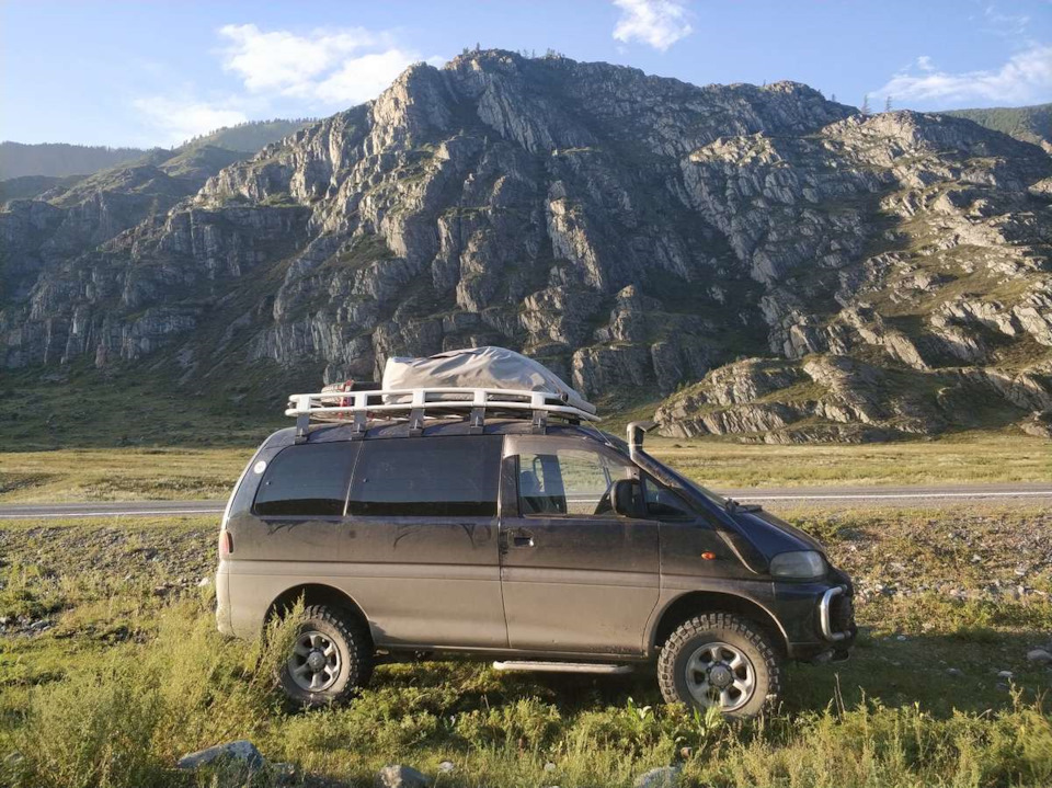 На Чуйском тракте. — Mitsubishi Delica (L400)