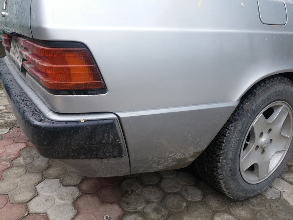 Листва, бампер и пока еще старый немецкий плафон — Mercedes-Benz 190 (W201)