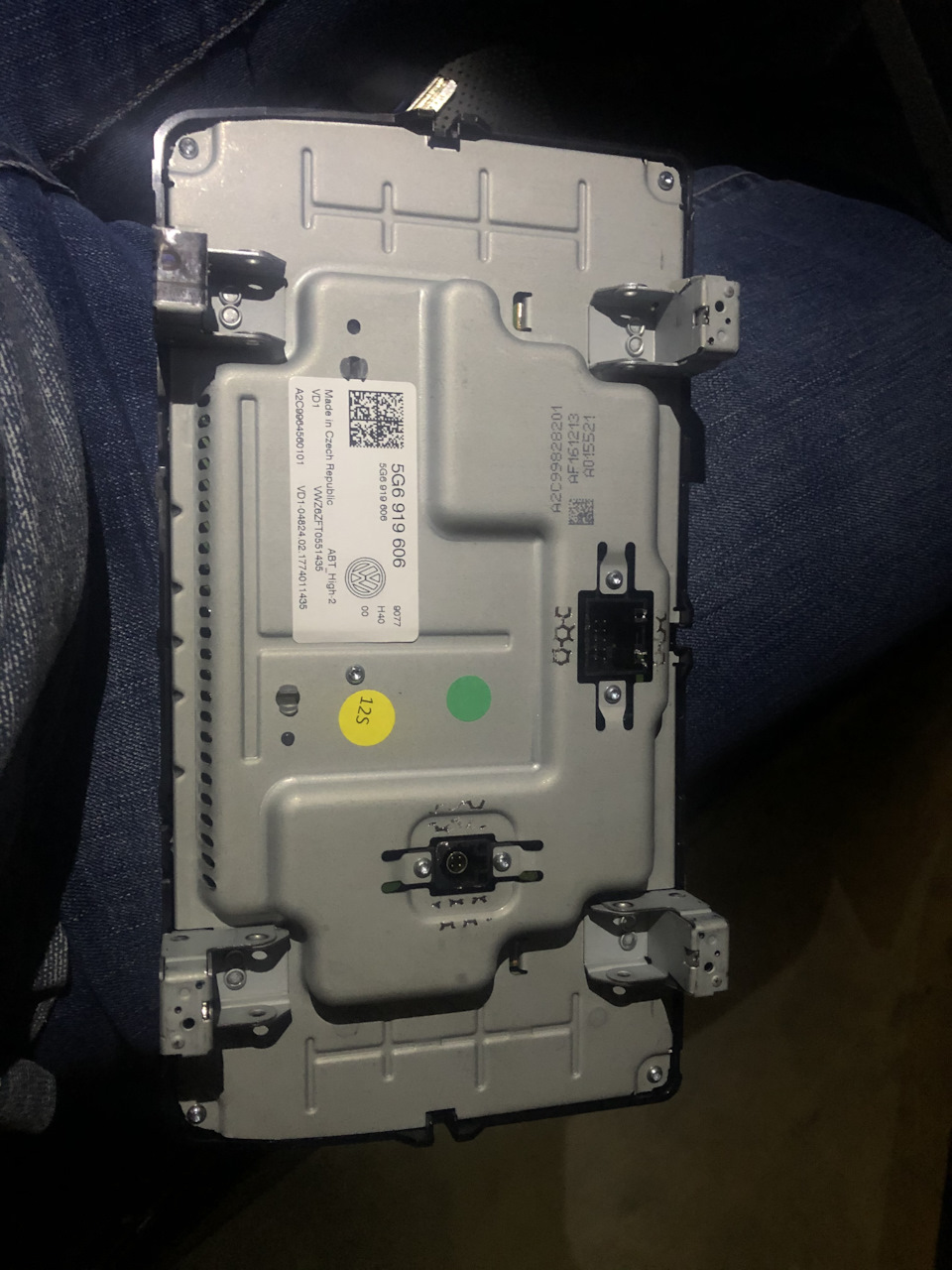 Номер экрана — Volkswagen Passat Alltrack (B8). Запчасти на фото: 5G6919606, Q4824