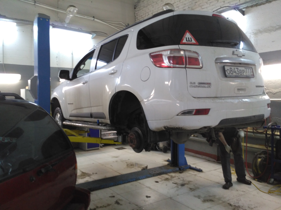 Начинаем с разборки тормозных механизмов — Chevrolet TrailBlazer (2G)