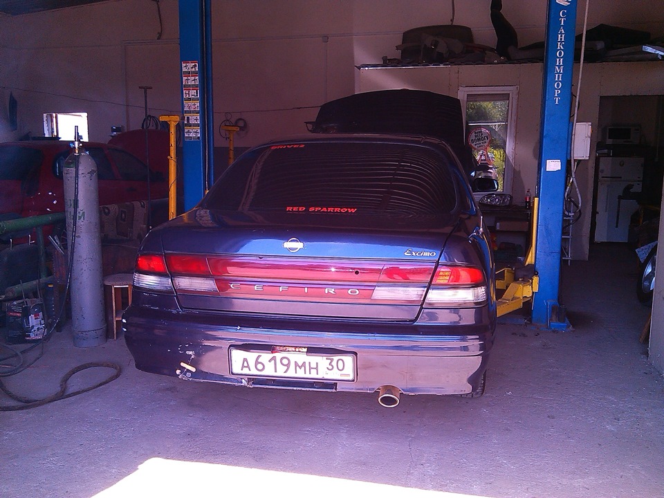 въехал — Nissan Cefiro (A32)