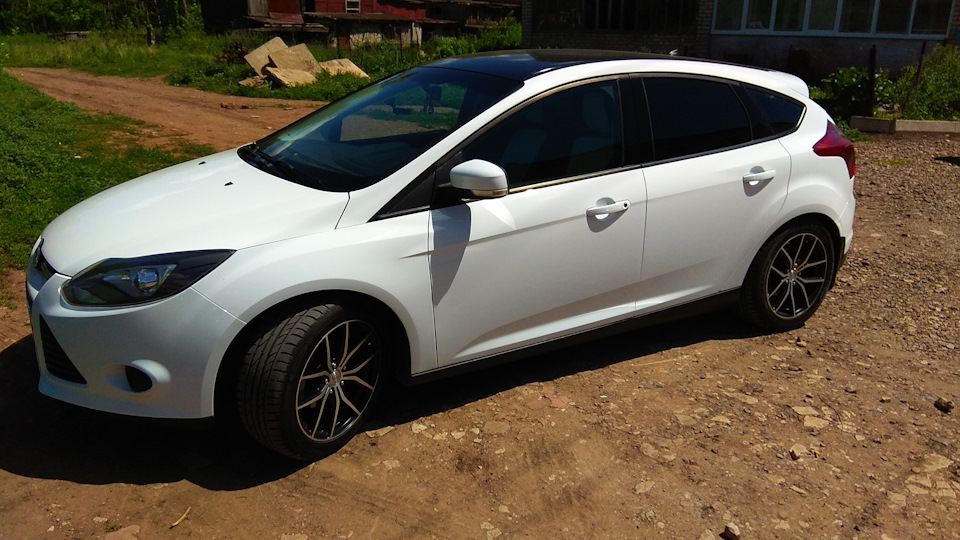 Ford Focus Hatchback White & Black