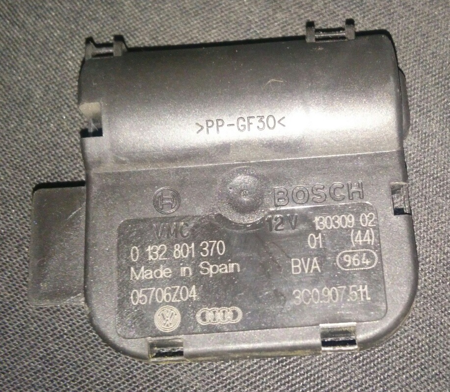 Фото в бортжурнале Volkswagen Passat Variant (B6). Запчасти на фото: 0132801370, 05706Z04
