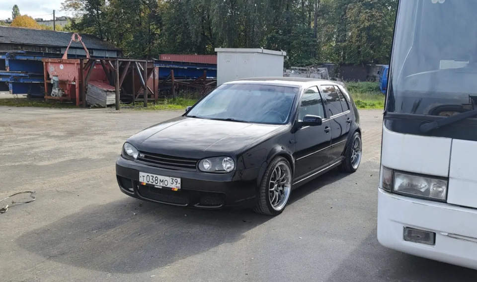 Стоит, ждёт своего Айболита — Volkswagen Golf Mk4