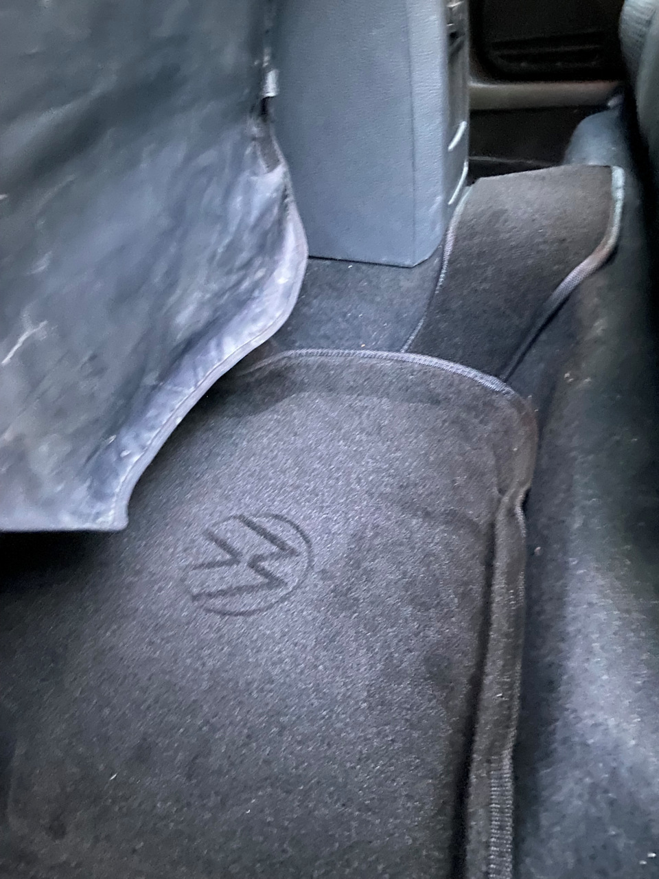 Коврик левого заднего пассажира — Volkswagen Jetta VI