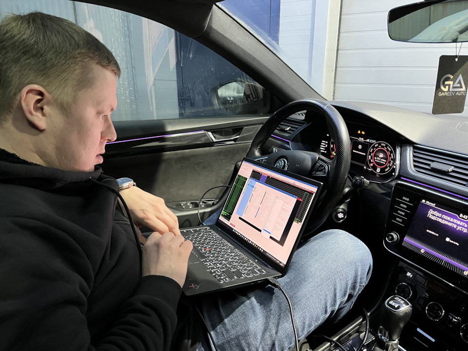 Активирует с умным видом ВЕРТИКАЛЬНЫЙ ВЗЛЕТ😀 — Skoda Superb Mk3