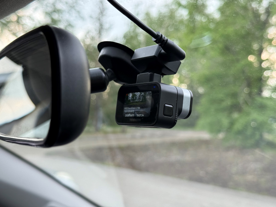 TrendVision Nano 2K Wi-Fi CPL GPS спрятавшийся за салонным зеркалом — Москвич 3