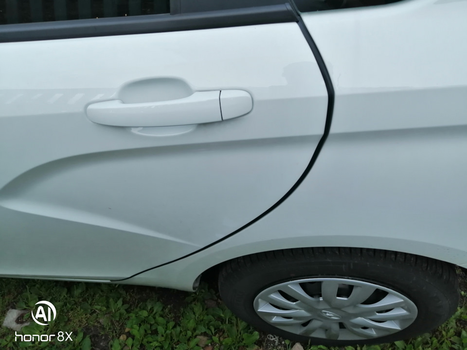 Да, бросается в глаза, но зато пассажиры не разобьют кромки дверей — Lada Vesta (1G)
