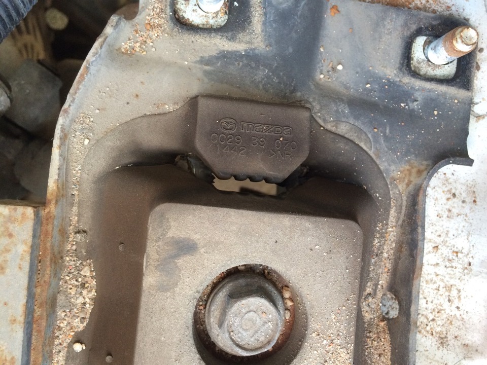 хана подушке — Mazda 3 (1G) BK