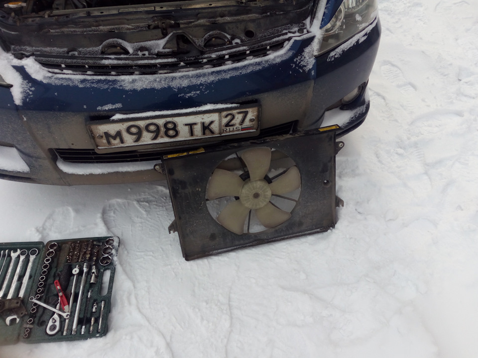 Снимаем вентилятор радиатора. Без этого к стартеру не подлезть — Toyota Wish (AE10)