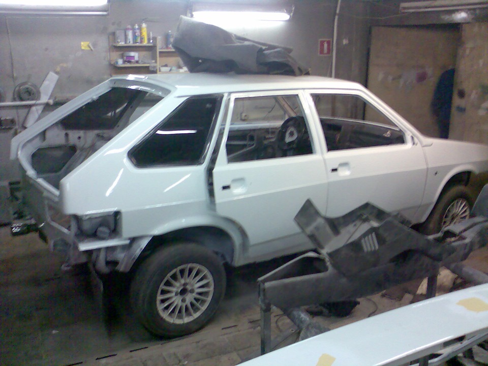 После покраски загнали на станцию и начали собирать — Lada 2115