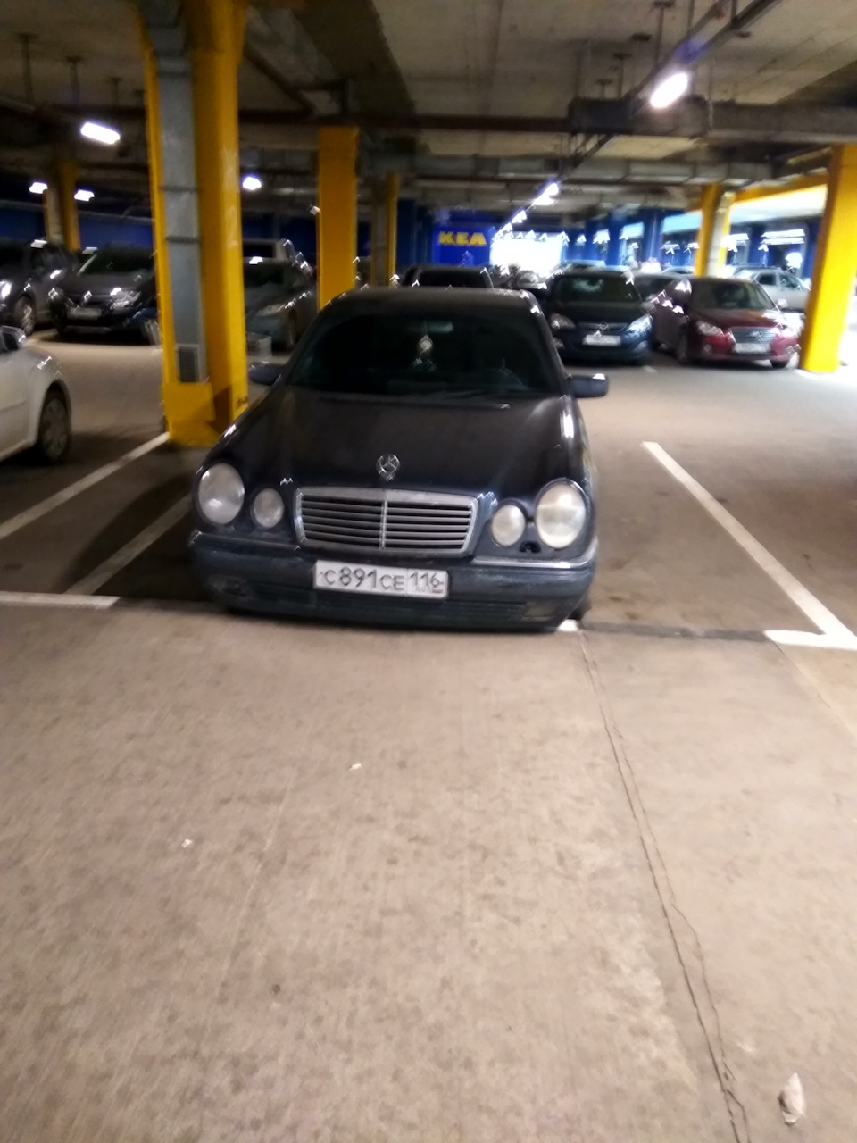 На парковке в МЕГЕ — Mercedes-Benz E-Class (W210)