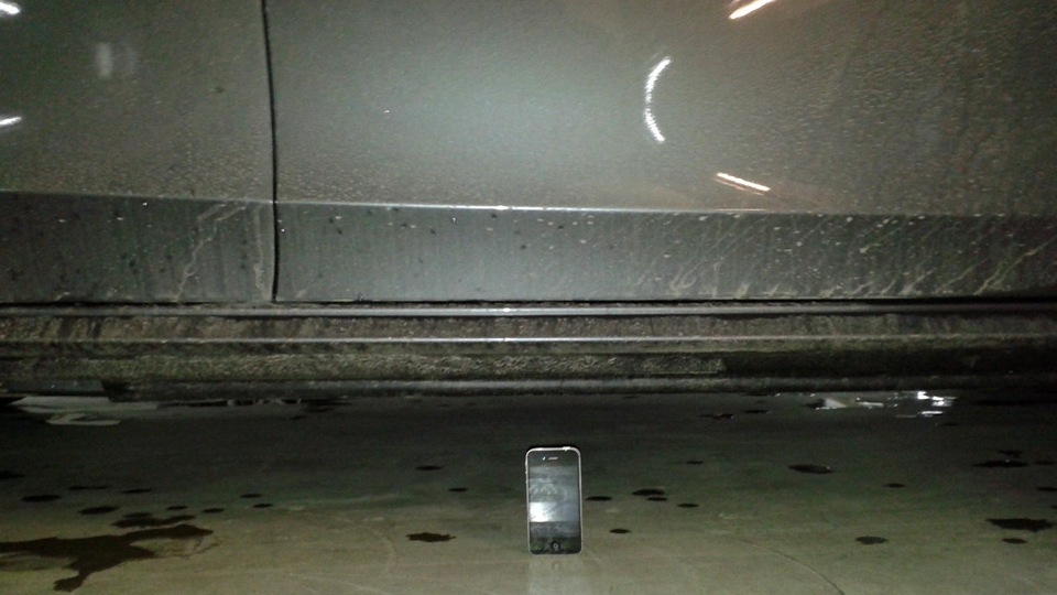 Вместо линейки подопытным стал подручный телефон iPhone 4S, высота которого по оф. данным порядка 115 мм. С учетом пространства между ним в половину iPhone, можно сделать заключение (визуальное), что клиренс действительно не менее 155 мм! В связи с этим, если кто-то опасается, что будет грести днищем — мы это опровергаем :) — Audi A4 (B8)